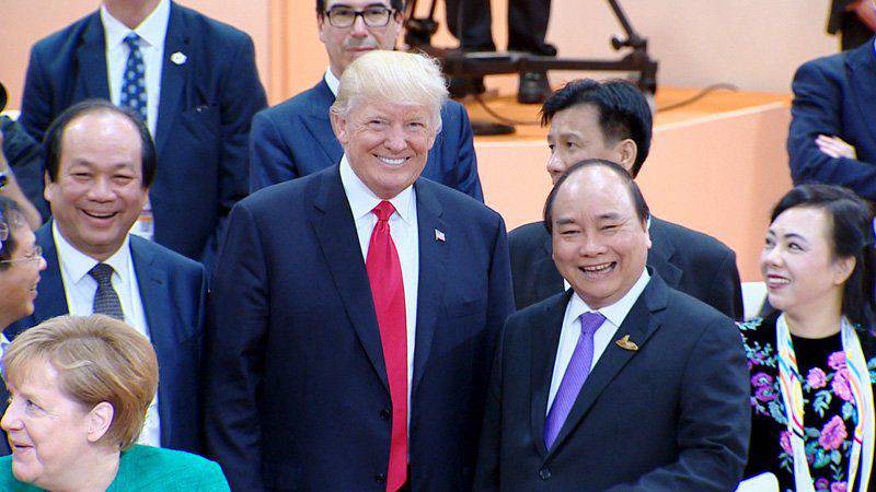 United States President Donald Trump stands next to Vietnamese Prime Minister Nguyen Xuan Phuc at the G20 Summit in Germany on July 8, 2017. Photo by: VGP