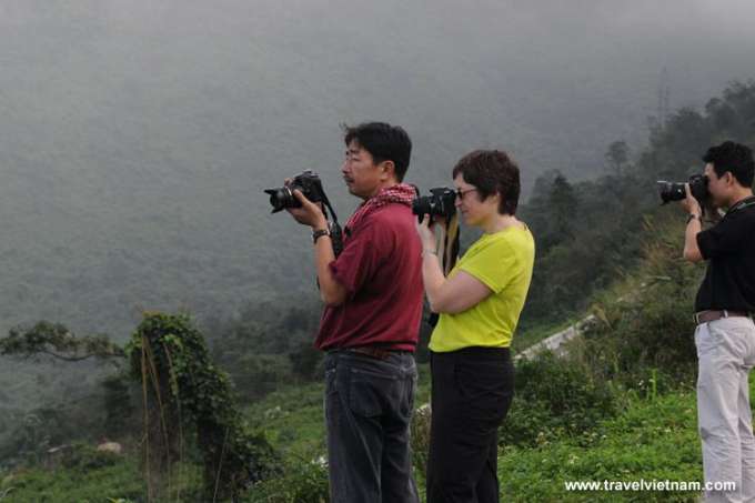 Tourists save memory in Danang trip