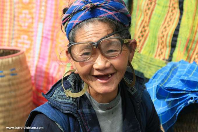 An old woman at Bac Ha market