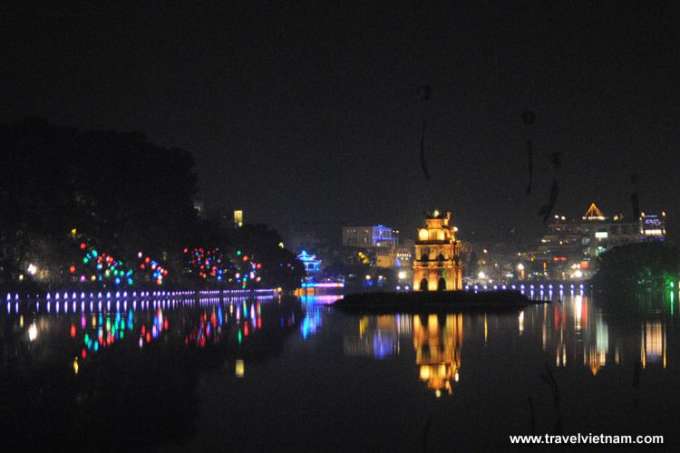 Hoan Kiem Lake at night