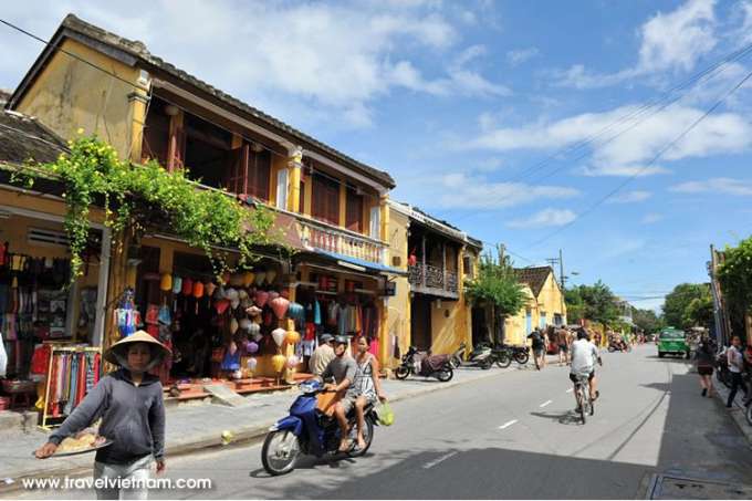 A peaceful morning in Hoi An ancient town