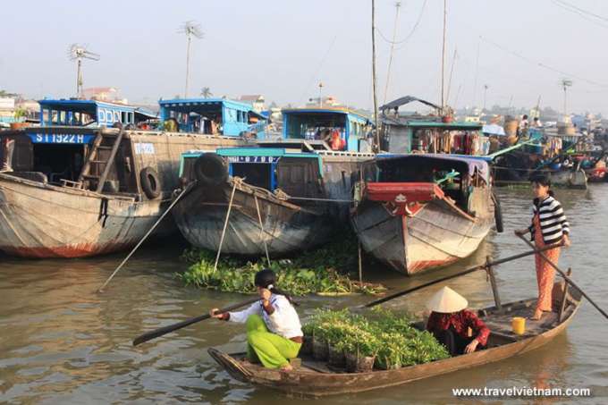 Daily life on Mekong river