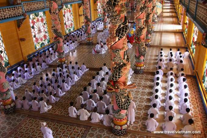 The ceremony at noon in Cao Dai Temple