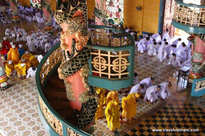 The ceremony at noon in Cao Dai Temple