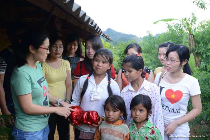Raising fund to help poor people in Moc Chau
