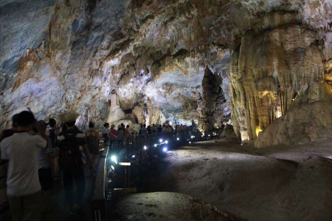 Many tourists come to admire Paradise Cave
