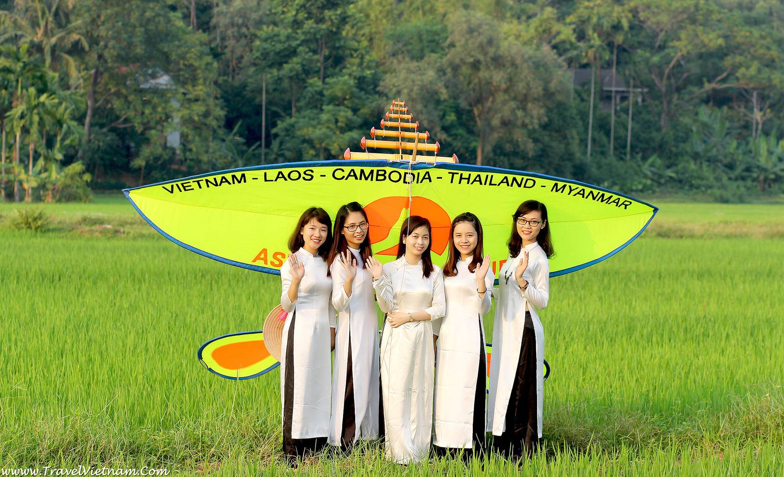 Vietnamese Kite With Flutes (Dieu Sao)