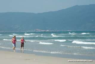 Foreign tourists run on the seashore