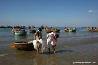 Taking wedding picture on Mui Ne beach