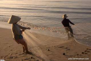 Fishermen pulling fishnet on Mui Ne beach