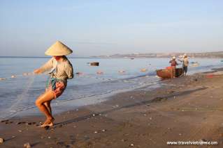 Fishermen pulling fishnet on Mui Ne beach