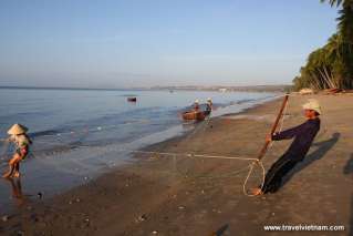 Fishermen pulling fishnet on Mui Ne beach