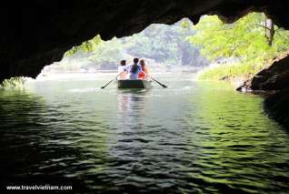 Boat trip through caves in Trang An