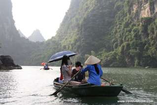 Boat trip to visit Tam Coc