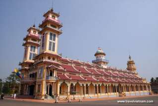 The corridor of Cao Dai Temple