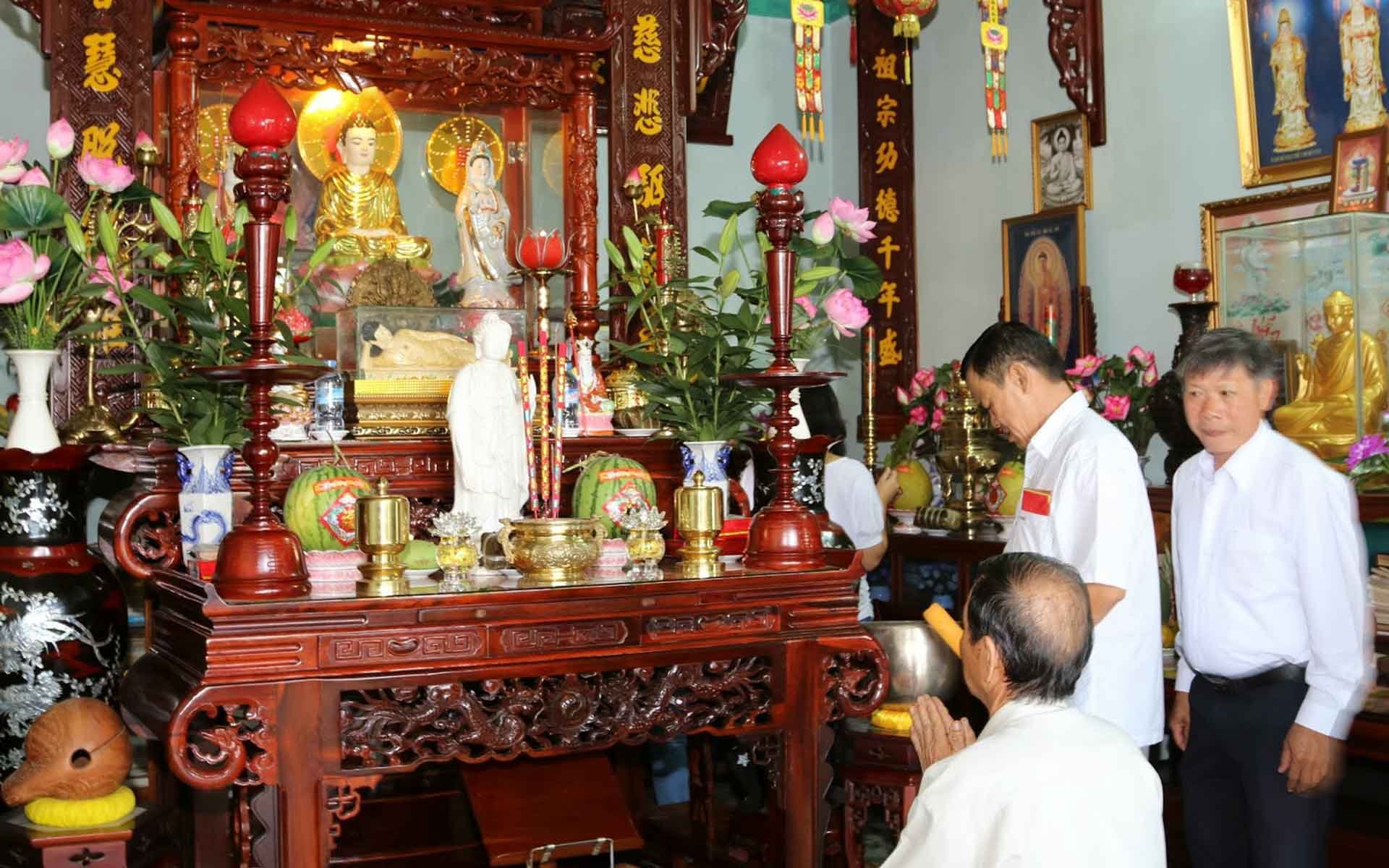 ancestor altar vietnam