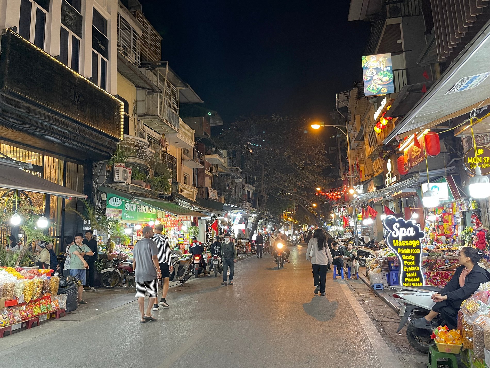 hanoi night market c4f90