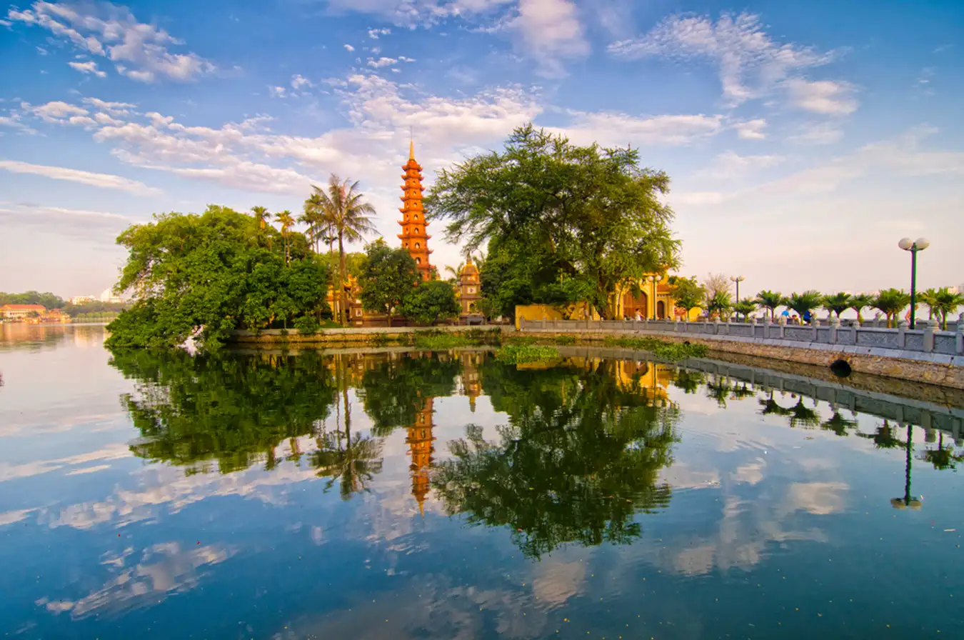 Tran Quoc Pagoda stands gracefully by the tranquil shores of West Lake, creating a serene and picturesque scene