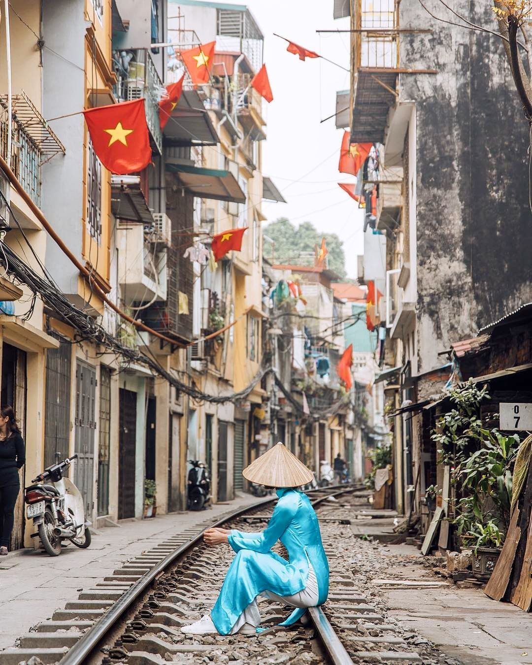 vietnam photo adventures tours hanoi train street 