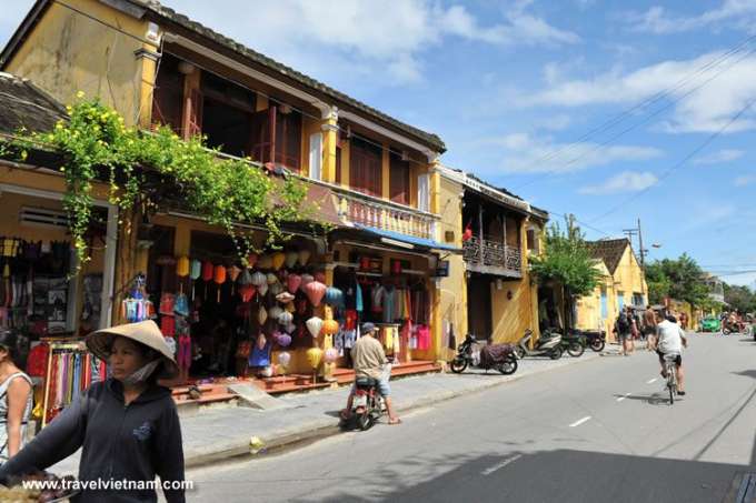 A peaceful morning in Hoi An ancient town